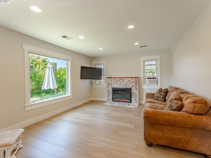 1818 Knox St, Castro Valley, CA | Bay Wood. Photo 3 of 32
