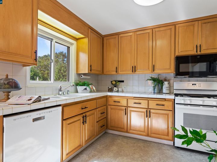 1909 Cortereal Ave, Oakland, CA | Montclair. Photo 18 of 46