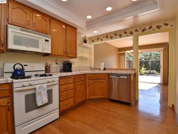21180 Greenwood Cir, Castro Valley, CA, 94552 Townhouse. Photo 13 of 40
