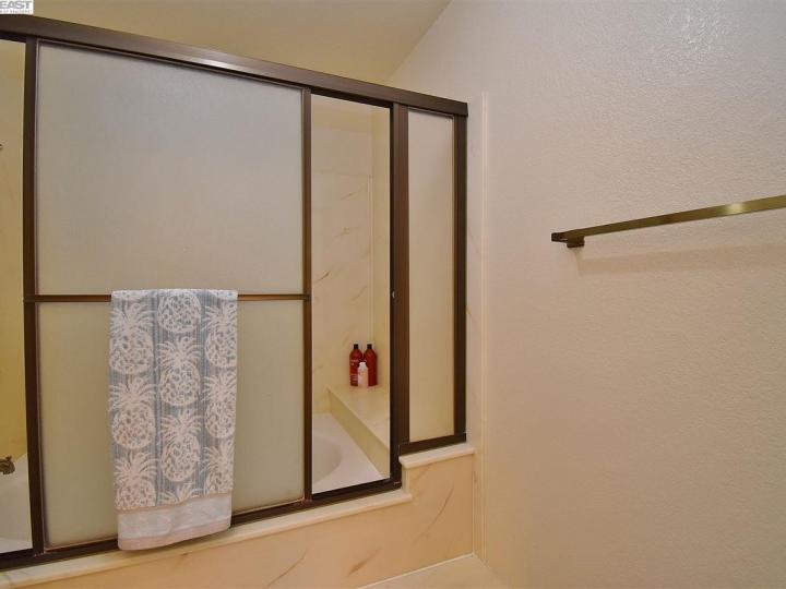 21180 Greenwood Cir, Castro Valley, CA, 94552 Townhouse. Photo 20 of 40