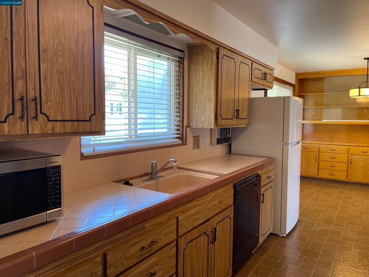 24 Carroll Ct, Pittsburg, CA | Highlands. Photo 3 of 46