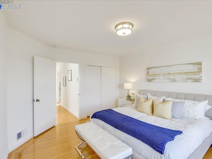 2723 37th Ave, San Francisco, CA | Outer Parkside. Photo 19 of 33