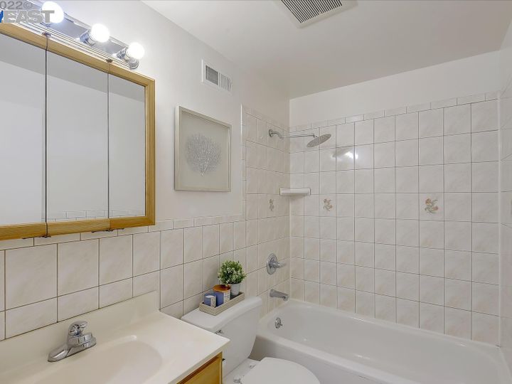 2723 37th Ave, San Francisco, CA | Outer Parkside. Photo 27 of 33