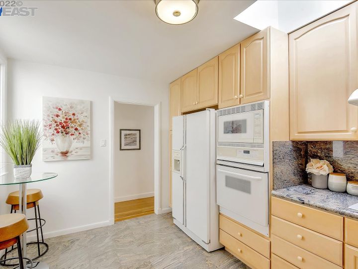 2723 37th Ave, San Francisco, CA | Outer Parkside. Photo 9 of 33