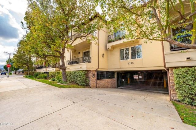 5753 White Oak Ave #20, Encino (los Angeles), CA, 91316 Townhouse. Photo 19 of 21
