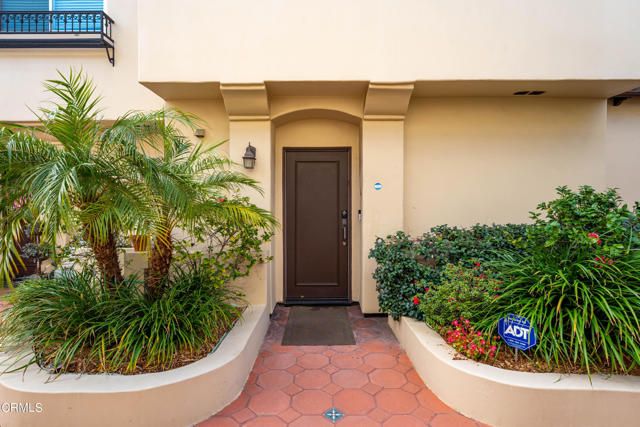 5753 White Oak Ave #20, Encino (los Angeles), CA, 91316 Townhouse. Photo 3 of 21