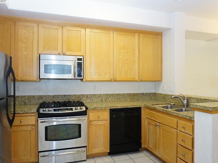 6083 Old Quarry Loop, Oakland, CA, 94605 Townhouse. Photo 11 of 27