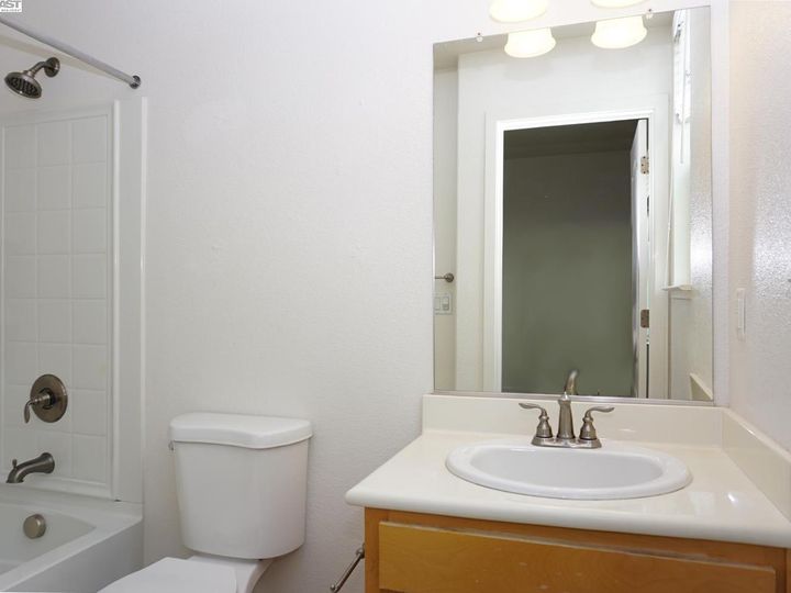 6083 Old Quarry Loop, Oakland, CA, 94605 Townhouse. Photo 17 of 27