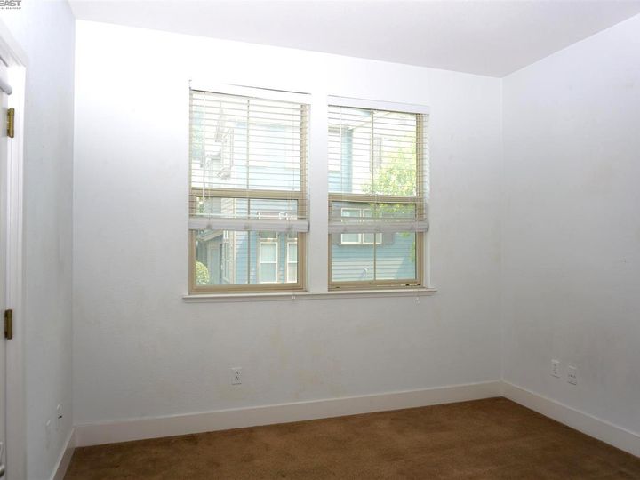 6083 Old Quarry Loop, Oakland, CA, 94605 Townhouse. Photo 18 of 27