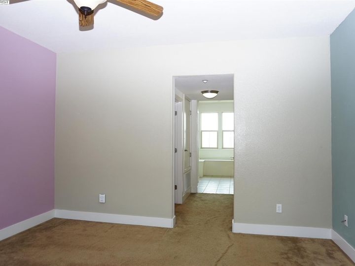 6083 Old Quarry Loop, Oakland, CA, 94605 Townhouse. Photo 22 of 27