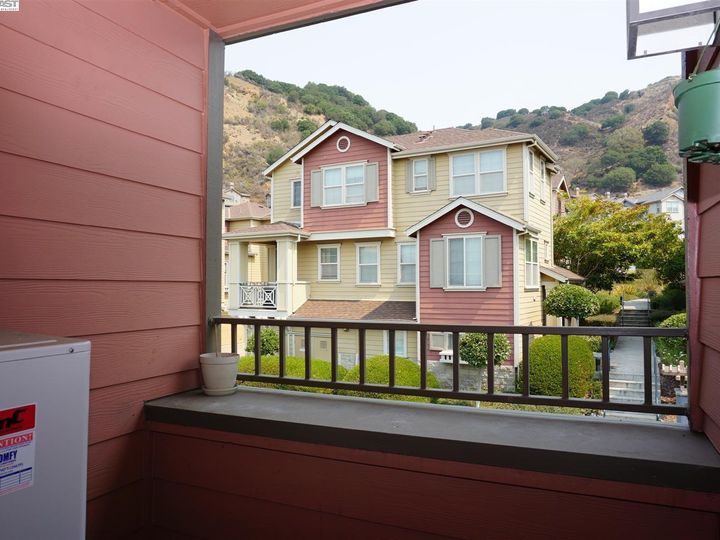 6083 Old Quarry Loop, Oakland, CA, 94605 Townhouse. Photo 4 of 27