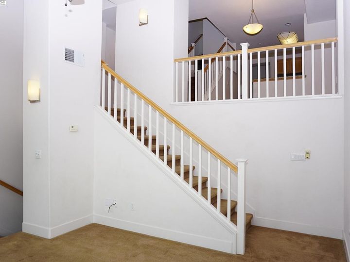 6083 Old Quarry Loop, Oakland, CA, 94605 Townhouse. Photo 7 of 27