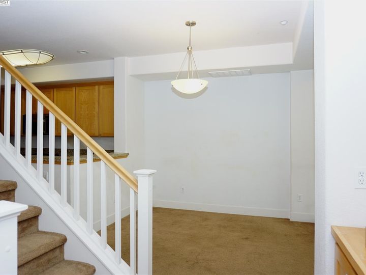 6083 Old Quarry Loop, Oakland, CA, 94605 Townhouse. Photo 10 of 27
