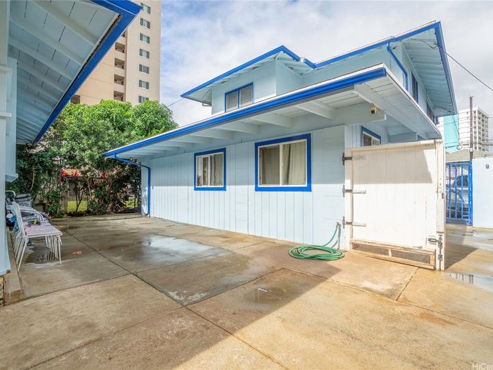 729 Ekela Ave Honolulu HI Multi-family home. Photo 4 of 24