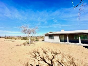 121 Old Woman Springs Rd, Yucca Valley, CA | . Photo 4 of 21