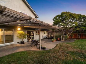 17713 Chateau Ct, Castro Valley, CA | Columbia. Photo 2 of 43