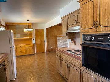 24 Carroll Ct, Pittsburg, CA | Highlands. Photo 5 of 46
