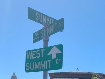 418 Summit Dr, Redwood City, CA | . Photo 2 of 15