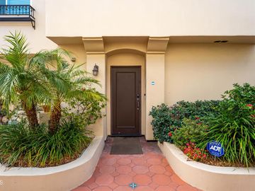 5753 White Oak Ave #20, Encino (los Angeles), CA, 91316 Townhouse. Photo 3 of 21